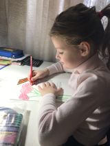 Анна Негодяева делает открытку ветеранам
