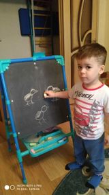 Данил Тубольцев, 4 года. "Рисую мелом цыплят"
