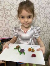 Суворова Ника, 4 года. "Посмотрите, что я  сделала из пластилина"