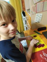 Иван Коротин делает открытку ветеранам