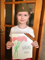 Анна Негодяева делает открытку ветеранам